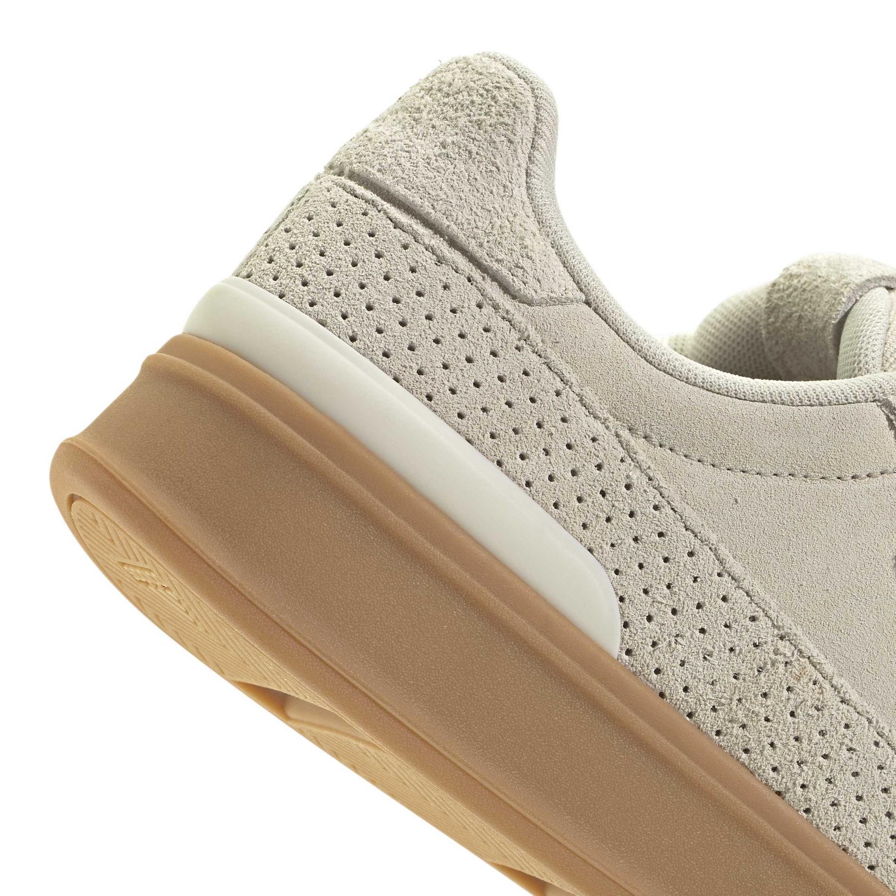 product/a/d/adidas_jq5651_9_footwear_photography_detail_view_2_white-nw091625.jpg