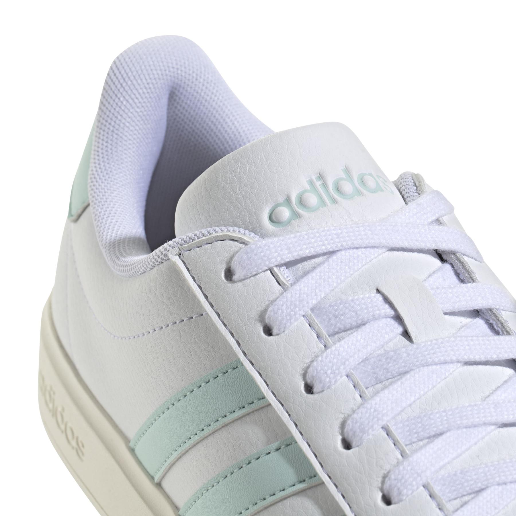 product/a/d/adidas_jr2227_8_footwear_photography_detail_view_1_white-nw091625.jpg