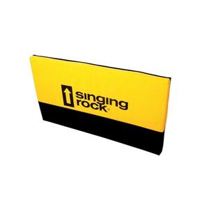 c0075bx00-cushion-singing-rock-font-yellow-black-90x50x5-cm